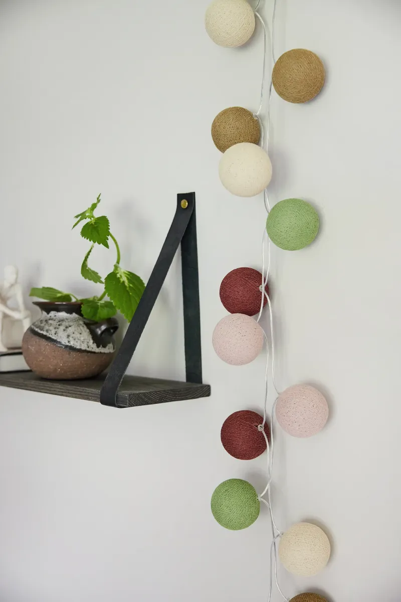 Irislights Autumn 20-lights Mehrfarbig Von Irislights - Die Kugeln werden einfach in der gew&uuml;nschten Reihenfolge &uuml;ber die Lichter der Kette gesteckt und k&ouml;nnen dann als dekoratives Detail im Fenster oder als stimmungsvolle Beleuchtung in einem Korb im Kinderzimmer verwendet werden.