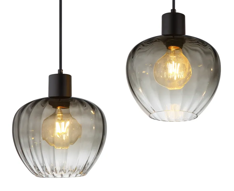 Toy 108cm Rauchfarben hängelampe Von Globo Lighting - Med sin raka skena och fyra rundade r&ouml;kf&auml;rgade glaskupor med eleganta r&auml;fflor tillf&ouml;r denna lampa en modern och sofistikerad touch till ditt hem.