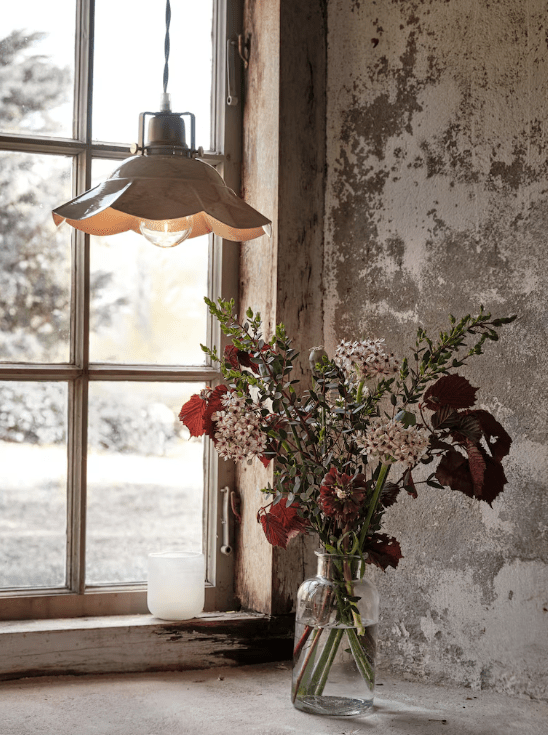 Frida Ø25 Beige fensterlampe Von Strömshaga - Die Lampe hat ein naturfarbenes gedrehtes Textilkabel und eine Messingfassung.