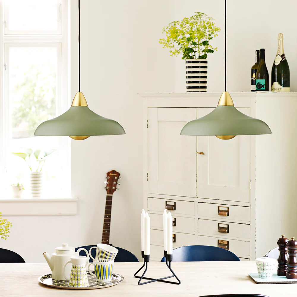 Urban Wide Ø36 Olivgrün hängelampe Von Superliving - Verschönern Sie Ihr Zuhause mit der modernen Pendelleuchte Urban Wide, einer stilvollen Kombination aus mattem olivgrünem Finish und eleganten Messingdetails.