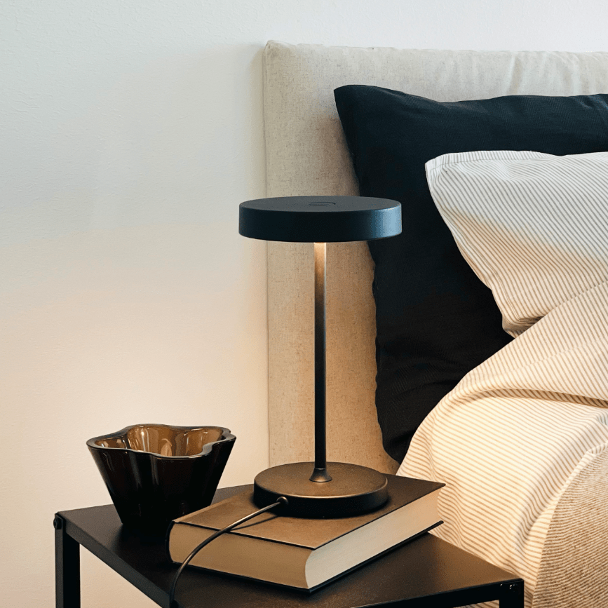 Starlight 25cm Schwarz tischlampe Von Dyberg Larsen - Med inbyggd LED och tre ljusstyrkor, som dimras med 3-stegsdimmern p&aring; lamphuvudet, anpassar den sig enkelt efter olika behov &ndash; fr&aring;n st&auml;mningsfullt sken till fokuserat ljus.