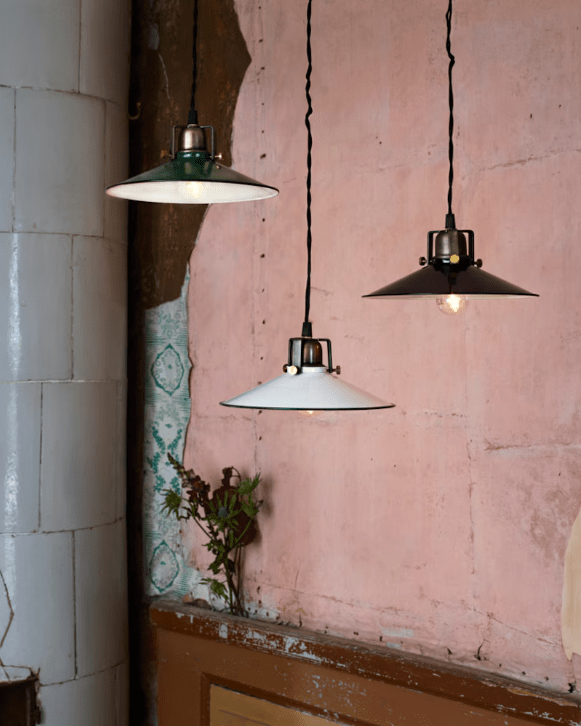 Schusterlampe Herbert Ø23 Grün fensterlampe Von Strömshaga - Grüner Schirm mit kontrastierendem grauen Rand und weißer Innenseite, Messingsockel und einem schwarzen gedrehten Textilkabel.