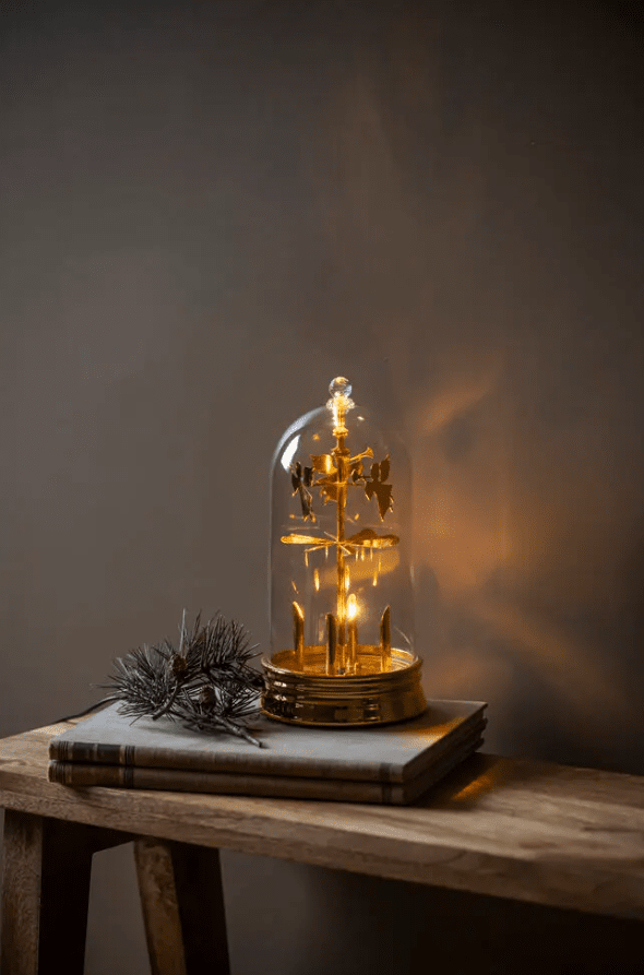 Laterne Mit Engelskarussell Gold Von Konstsmide - Es empfiehlt sich, es auf dem Schreibtisch im Flur oder dem Beistelltisch im Wohnzimmer zu platzieren und so die weihnachtliche Atmosph&auml;re im Haus zu verst&auml;rken.