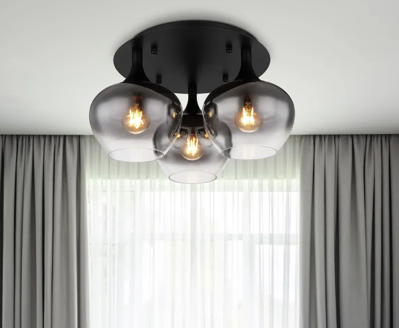 Maxy Ø45 Rauchfarben deckenleuchte Von Globo Lighting - P&aring; en rund takplatta av matttsvart metall sitter tre vackert formade r&ouml;kf&auml;rgade glaskupor.