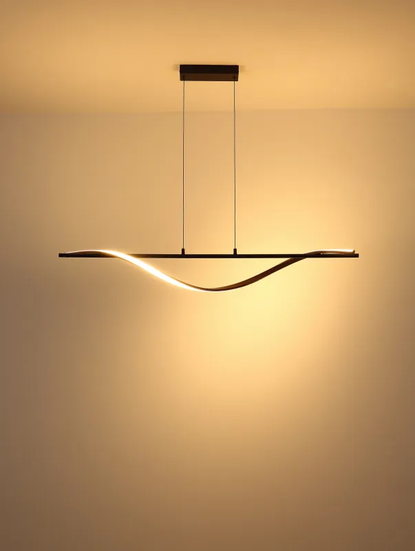 Watkins 115cm Schwarz hängelampe Von Globo Lighting - Den raka st&aring;ngen i mattsvart metall utstr&aring;lar enkel elegans, medan aluminium med m&ouml;rk tr&auml;look och den opalf&auml;rgade plastsk&auml;rmen skapar en harmonisk kontrast.