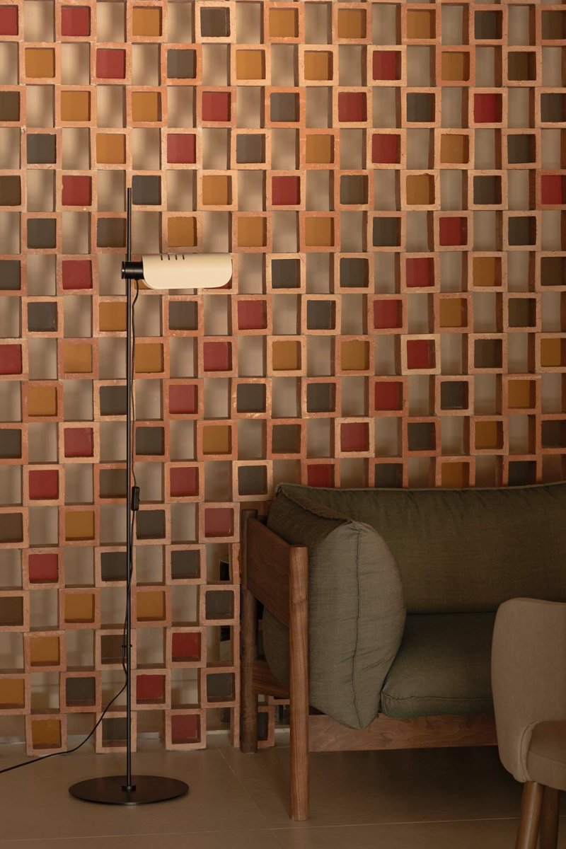 Martinica Beige stehlampe Von Faro Barcelona - Mit einer E27-Fassung und robuster Konstruktion ist Martinica stilvoll und praktisch zugleich &ndash; die perfekte Wahl f&uuml;r alle, die Charakter, Qualit&auml;t und kreative Beleuchtung verbinden m&ouml;chten.