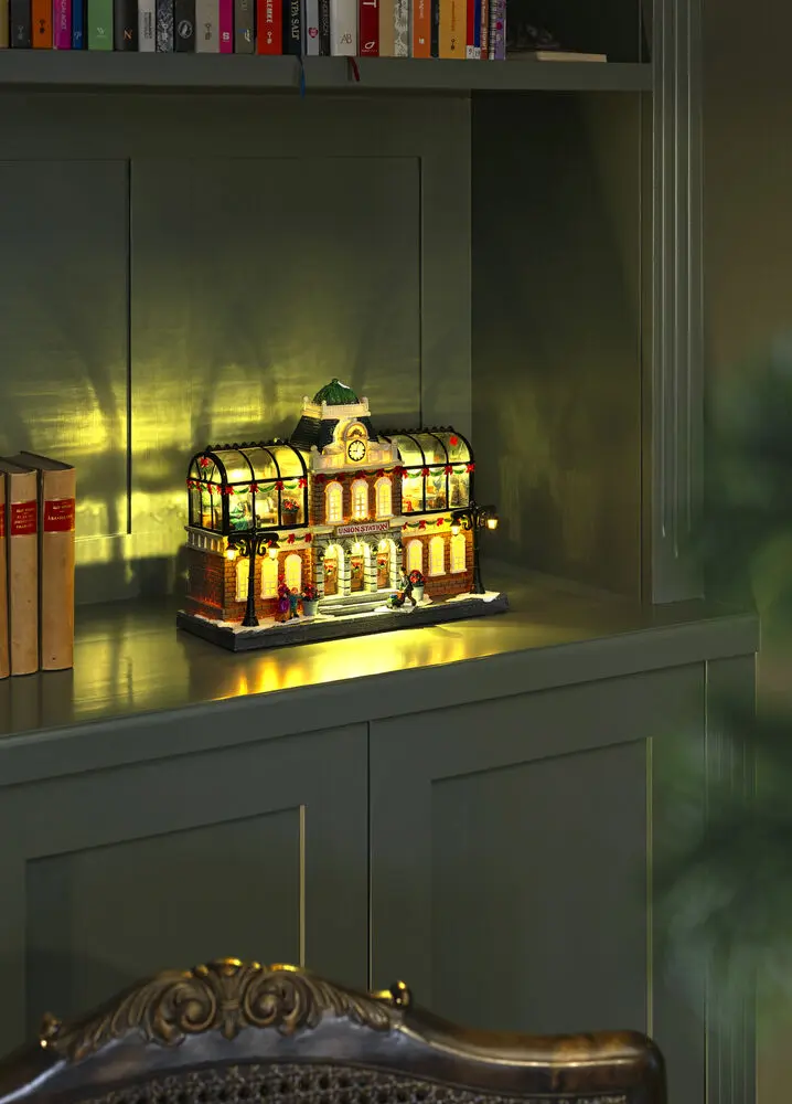 Mechanische Weihnachtsdekoration Mit Bahnhof 25cm Mehrfarbig Von Konstsmide - Transformator mit 1,8 m langem schwarzem USB-Kabel und Stecker im Lieferumfang enthalten.