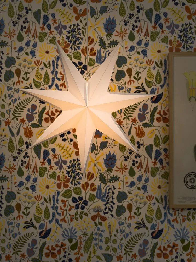 Papierstern Ø60 Weiß Von Konstsmide - Mit seinem stilvollen Design und dem sanften Licht verbreitet es eine ruhige und heimelige Weihnachtsstimmung.