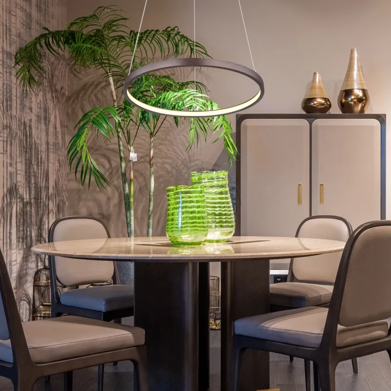 Ralph Ø38 Braun hängelampe Von Globo Lighting - Med en diameter p&aring; 38,5 cm och en h&ouml;jd p&aring; 120 cm blir den en stilfull blickf&aring;ngare.