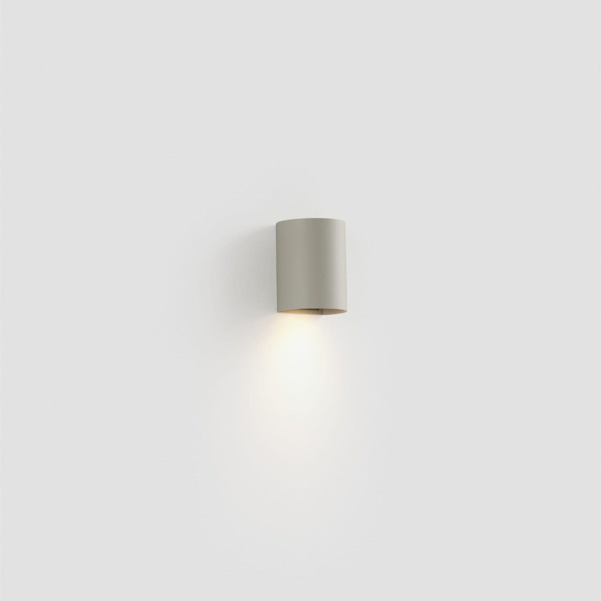 Sole 10cm Grau wandlampe Von Faro Barcelona - Sole ist eine graue Wandleuchte mit matter Oberfl&auml;che, die Funktion und Form in einem kompakten Format vereint.