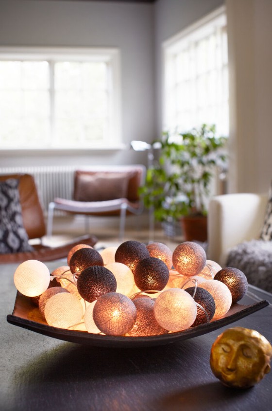 Irislights Brownie 35-lights Braun Von Irislights - Die Lichterkette besteht aus handgefertigten Kugeln aus Baumwolle und Polyester in verschiedenen Braunt&ouml;nen, die beim Leuchten ein sch&ouml;nes Licht verbreiten.