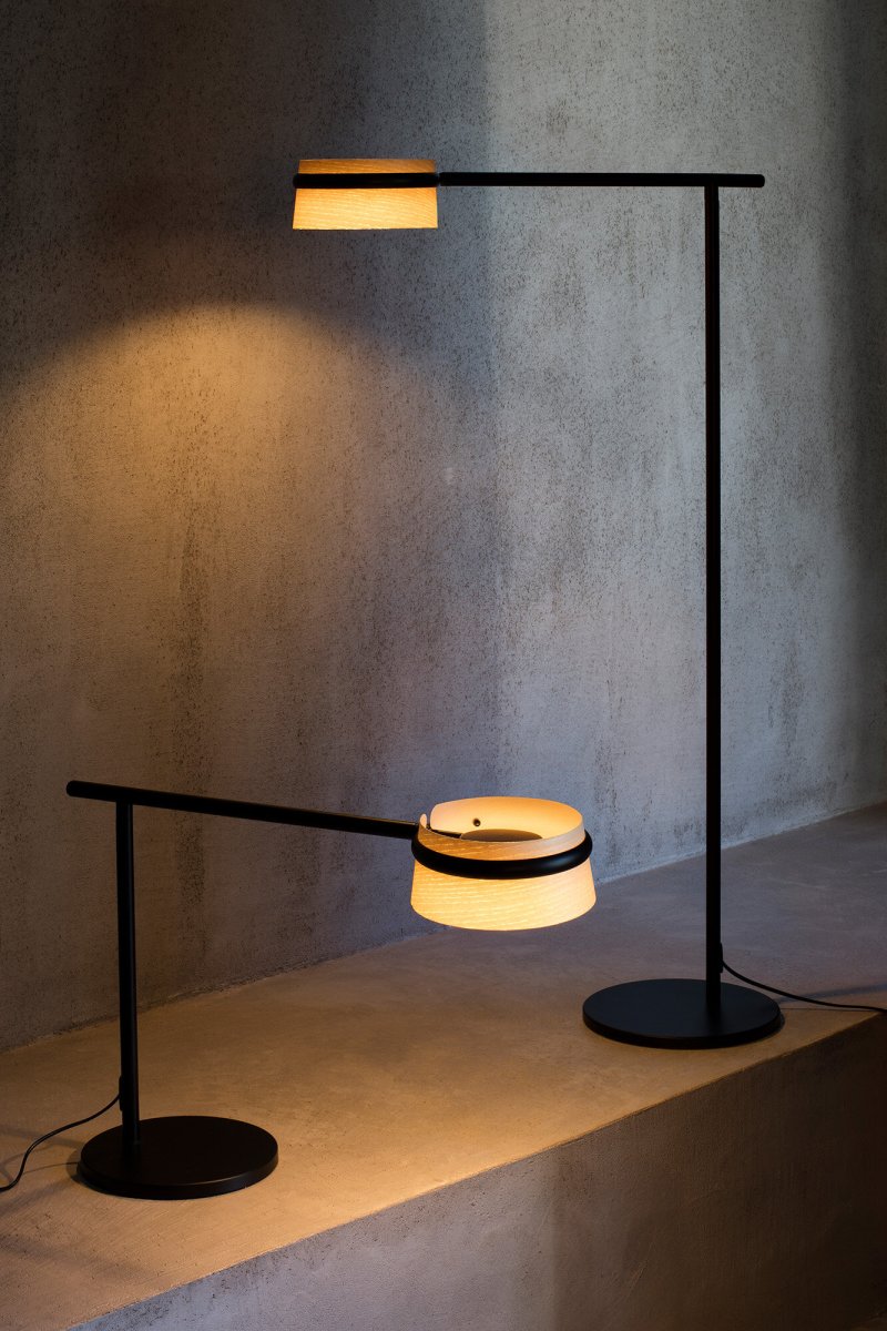 Loop 65cm Holz schreibtischlampe Von Faro Barcelona - Loop LED ist eine stilvolle Tischleuchte von Estudi Ribaudia, die klassische Formen mit moderner W&auml;rme verbindet.