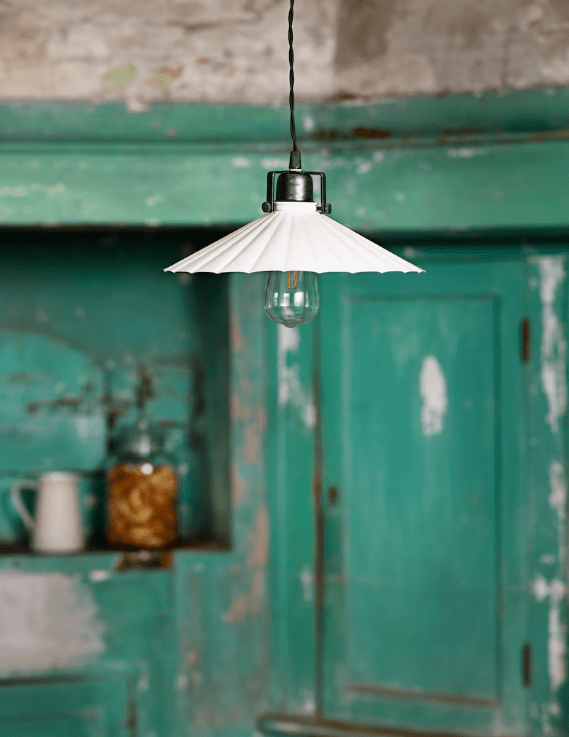 Anita Ø30 Weiß fensterlampe Von Strömshaga - Die Lampe verf&uuml;gt &uuml;ber ein schwarzes Textilkabel mit einer L&auml;nge von etwa 150 Zentimetern.