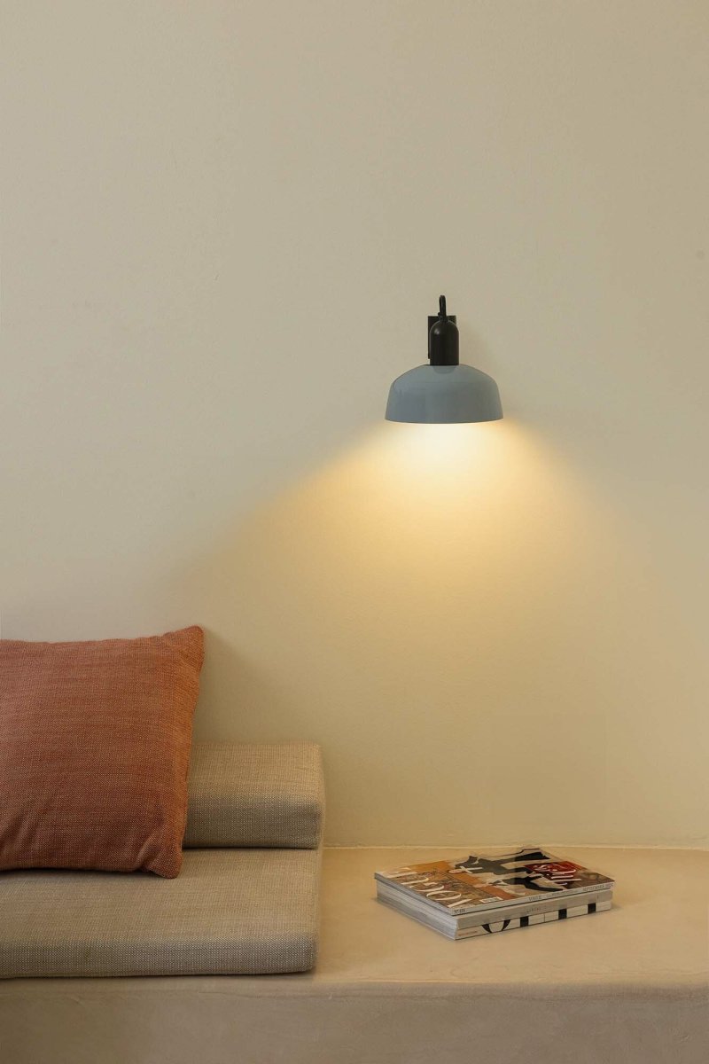 Tatawin Ø18 Graublau wandlampe Von Faro Barcelona - Tatawin ist eine Wandleuchte mit schwarzer Struktur und grauem Metallschirm, der fokussiertes Licht spendet.