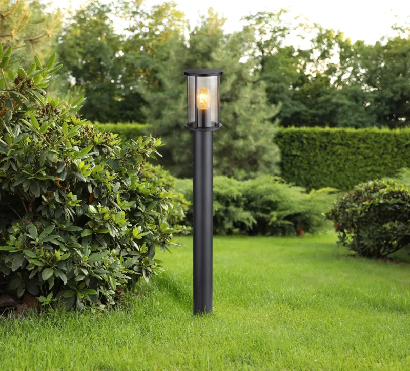 Gracey 100cm Schwarz pollarleuchten Von Globo Lighting - Gracey &auml;r en pollare i stilren design, tillverkad av mattsvart rostfritt st&aring;l och har en r&ouml;kf&auml;rgad glassk&auml;rm.