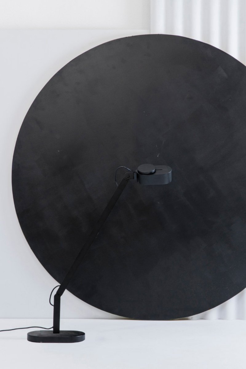 Inviting 86cm Schwarz schreibtischlampe Von Faro Barcelona - Der Leuchtenkopf l&auml;sst sich horizontal und vertikal neigen, und die Helligkeit l&auml;sst sich ganz einfach durch Verschieben des oberen Rings nach vorne oder hinten regulieren.