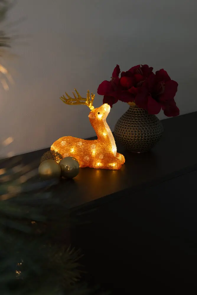 Rentier Aus Acryl Braun Von Konstsmide - Stilvolle Acryllampe mit 24 warmwei&szlig;en LED-Leuchten, die ein sanftes und stimmungsvolles Licht verbreiten.