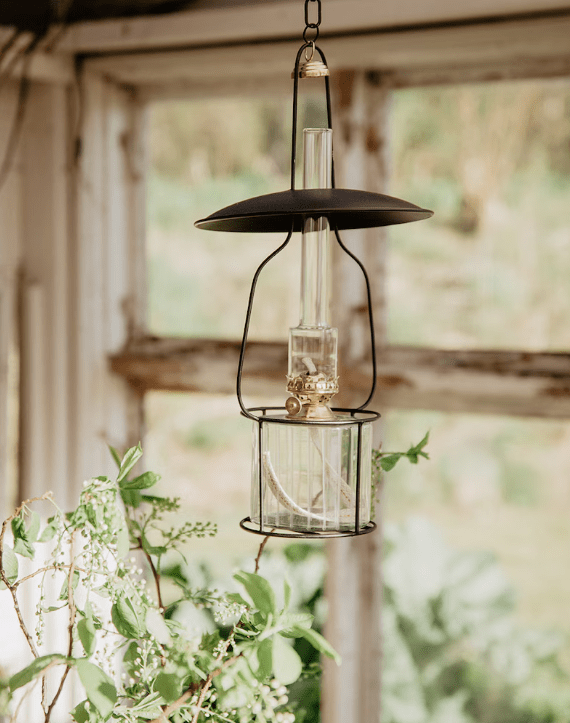 Hanging lantern stand for kerosenelamp 'Straight Big' Schwarz Von Strömshaga - St&auml;nder f&uuml;r Petroleumlampe aus schwarz lackiertem Metall mit kleinem Schirm und Details aus Messing.