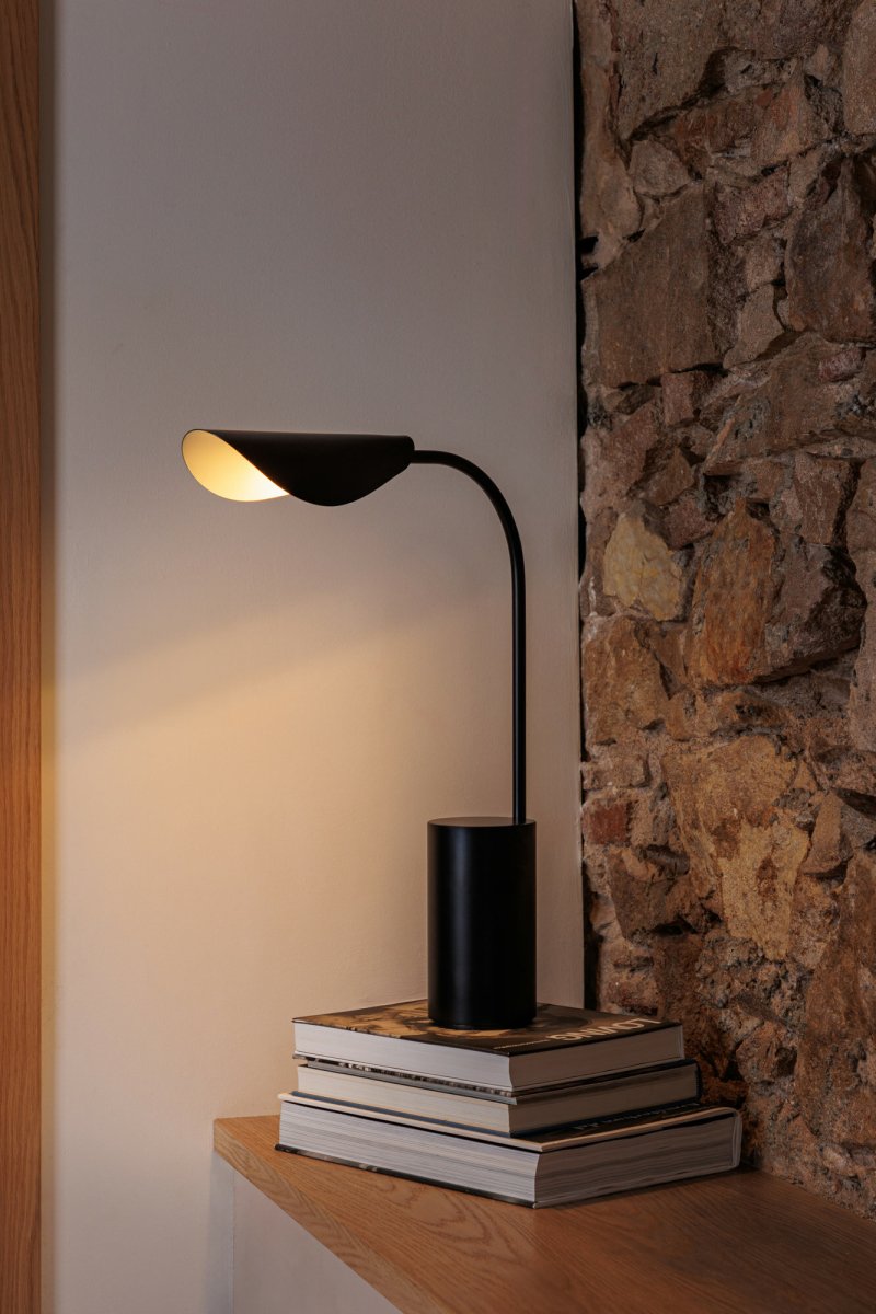 Liggera 55cm Schwarz tischlampe Von Faro Barcelona - Dank ihrer Leichtigkeit und stilvollen &Auml;sthetik f&uuml;gt sich Liggera in jede Umgebung ein &ndash; vom modernen Zuhause bis zum kreativen Arbeitsplatz &ndash; und verleiht ihr einen ruhigen, ausgewogenen Ausdruck.