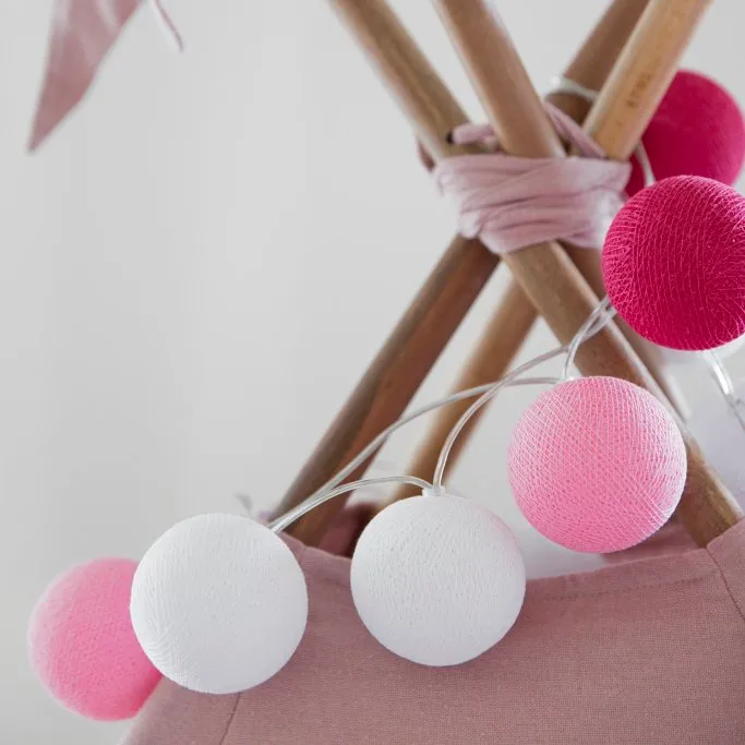 Irislights Flamingo 20-lights Rosa Von Irislights - Die wundersch&ouml;ne Flamingo-Lichterkette stammt vom schwedischen Hersteller Irislights und ist eine farbenfrohe Deko-Beleuchtung mit handgefertigten Kugeln aus Baumwolle und Polyester.
