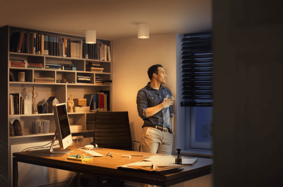 Pillar Hue Weiß spotlight Von Philips - Sie k&ouml;nnen zwischen warmen bis k&uuml;hlen Wei&szlig;t&ouml;nen w&auml;hlen und die Steuerung &uuml;ber die Bluetooth-App oder den im Lieferumfang enthaltenen Dimmer-Knopf vornehmen.