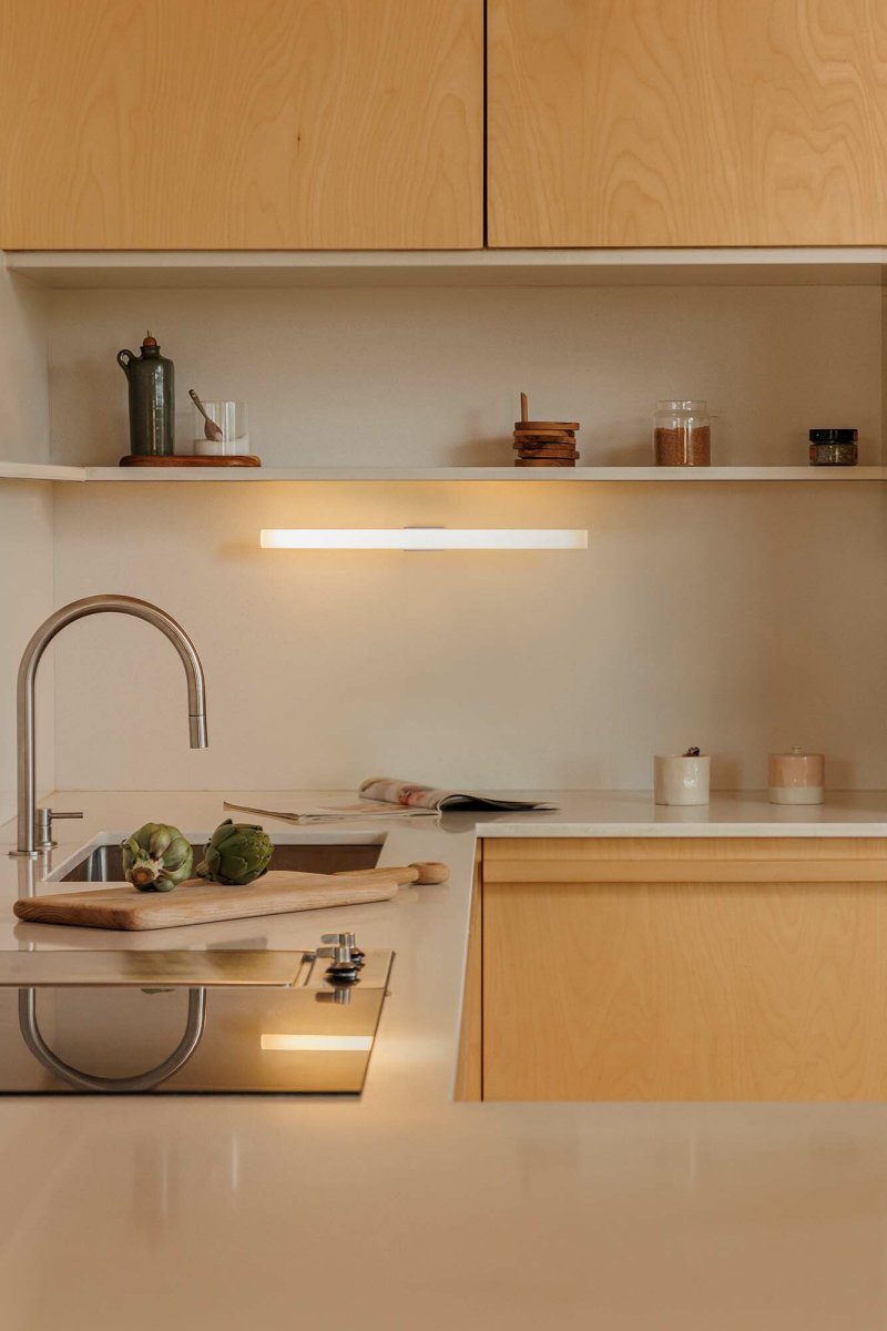 Calma 50cm Blau badezimmerlampe Von Faro Barcelona - Calma ist eine Wandleuchte in Blau, die sich ideal f&uuml;r die Allgemeinbeleuchtung in K&uuml;chen, Fluren oder Durchg&auml;ngen eignet.