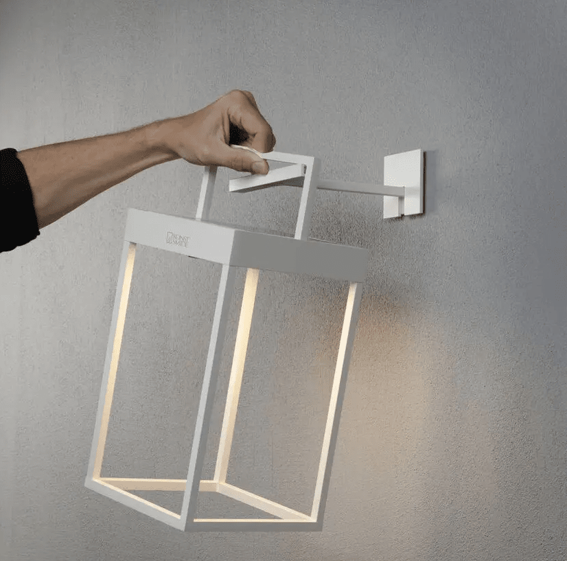 Portofino 30cm Weiß solarleuchte Von Konstsmide - Die Lampe wird mit dem Solarpanel in 20h oder mit dem mitgelieferten USB-C-Kabel in 6h aufgeladen.