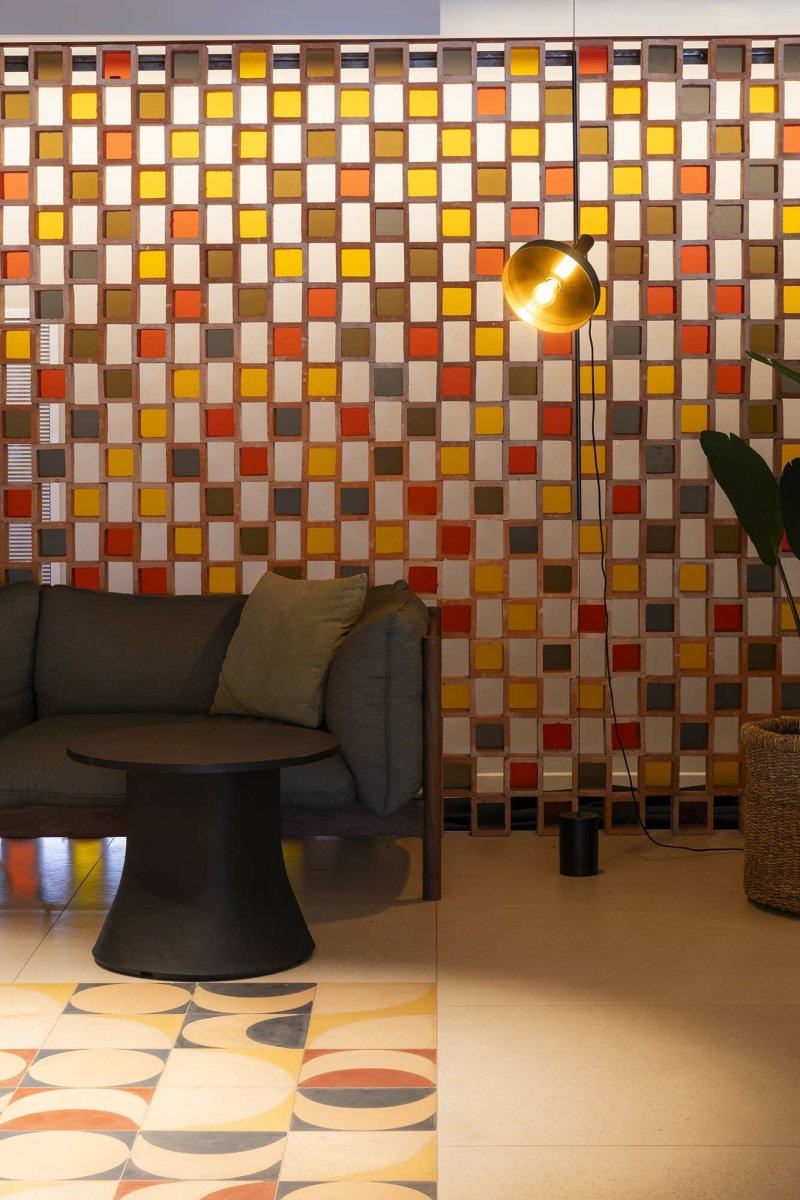 Whizz Schwarz stehlampe Von Faro Barcelona - Whizz ist Teil einer Designserie mit passenden Leuchten &ndash; ideal f&uuml;r durchdachte Einrichtungsprojekte.