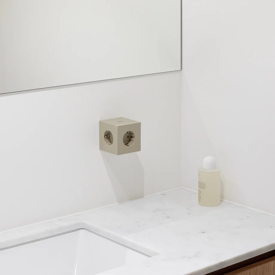 Square 2 Socket extender with 30W Dual USBC Sand Von Avolt - Steckdosenverl&auml;ngerung von Avolt im stylischen Design mit einem W&uuml;rfel aus recyceltem Kunststoff und einer Magnetplatte an der Unterseite zum Aufh&auml;ngen an der Wand.