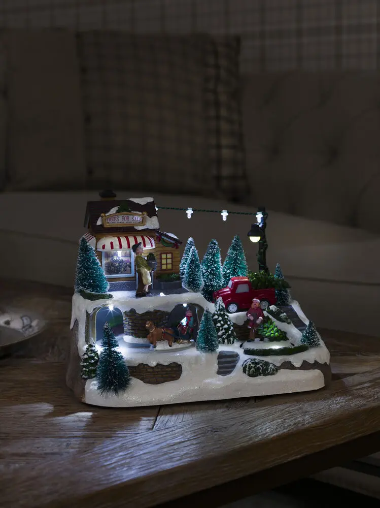 Mechanische Weihnachtsdekoration Mit Weihnachtsbaumverkauf 17cm Mehrfarbig Von Konstsmide - Schaffen Sie mit dieser mechanischen Weihnachtsdekoration eine lebendige Weihnachtsatmosph&auml;re &ndash; eine bezaubernde Szene mit Tannenb&auml;umen im Winterkleid zum Verkauf.
