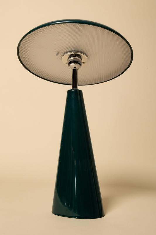 Audrey 33cm Dunkelgrün tragbare Von Eja - Die integrierte LED-Beleuchtung sorgt für ein angenehmes Licht, und die Lampe ist dimmbar, um die gewünschte Atmosphäre im Raum zu schaffen.
