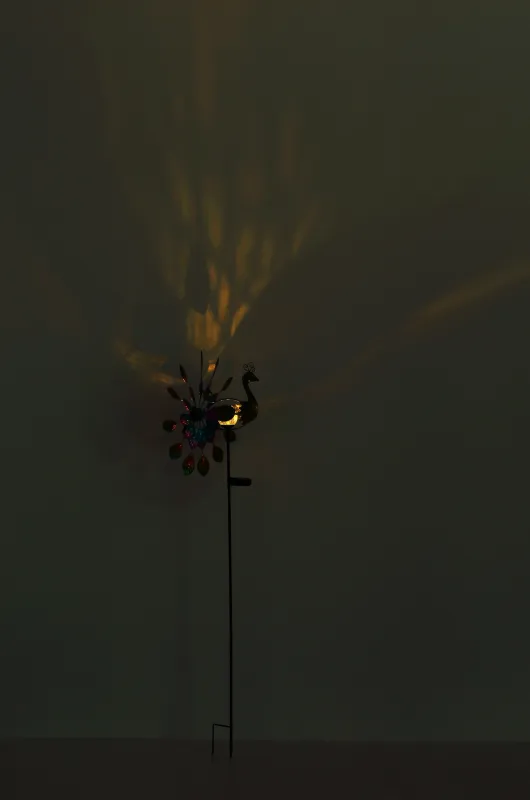 Wind Mehrfarbig solarleuchte Von Globo Lighting - En unik och livfull dekoration som ger tr&auml;dg&aring;rden en extra touch av f&auml;rg och elegans!