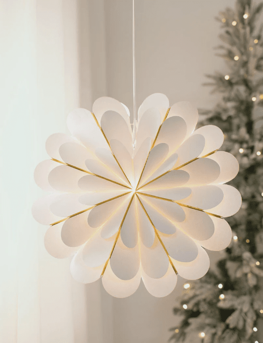 Marigold Ø45 Weiß Von Markslöjd - Mit seinem wundersch&ouml;nen wei&szlig;en Papierschirm vermittelt er ein weiches und modernes Gef&uuml;hl, das einen sch&ouml;nen Kontrast zu den traditionelleren Weihnachtssternen bildet.