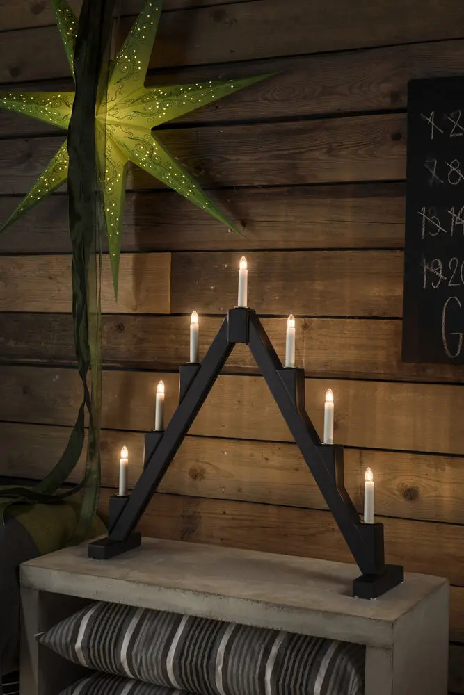 Candelabra 7 Lights Schwarz Von Konstsmide - Faltbarer elektrischer Kerzenst&auml;nder mit 7 Kerzen, aus schwarz lackiertem Draht, verziert mit Messingringen um jede Kerze f&uuml;r eine elegante Note.