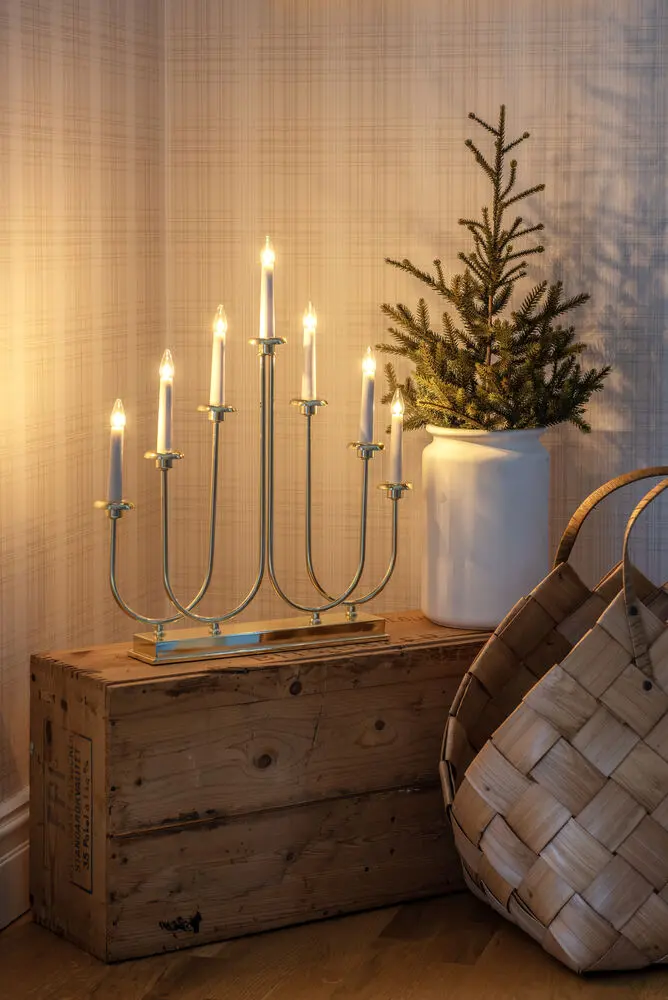 Candelabra 7 Lights Messing Von Konstsmide - Ein zeitloser Klassiker, der Tradition mit moderner Eleganz verbindet &ndash; perfekt, um W&auml;rme und Freude zu verbreiten!