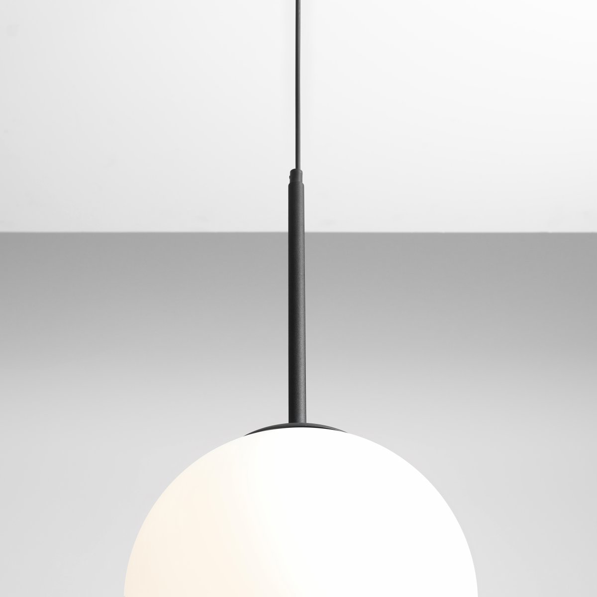 Bosso Ø30 Schwarz hängelampe Von Artera - Die Leuchte verbreitet ein sanftes und angenehmes Licht und eignet sich daher ideal für die Platzierung über dem Esstisch, im Flur oder Wohnzimmer.