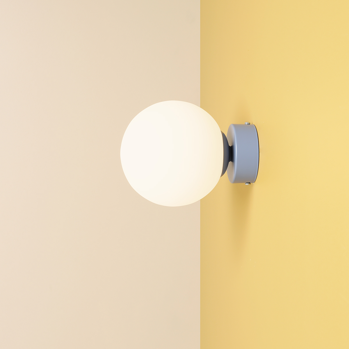 Ball Ø15 Blau wandlampe Von Artera - Durch das minimalistische Design fügt sich die Leuchte nahtlos in moderne sowie klassische Einrichtungen ein und bietet gleichzeitig effektvolles Licht, das die Atmosphäre des Raumes unterstreicht.