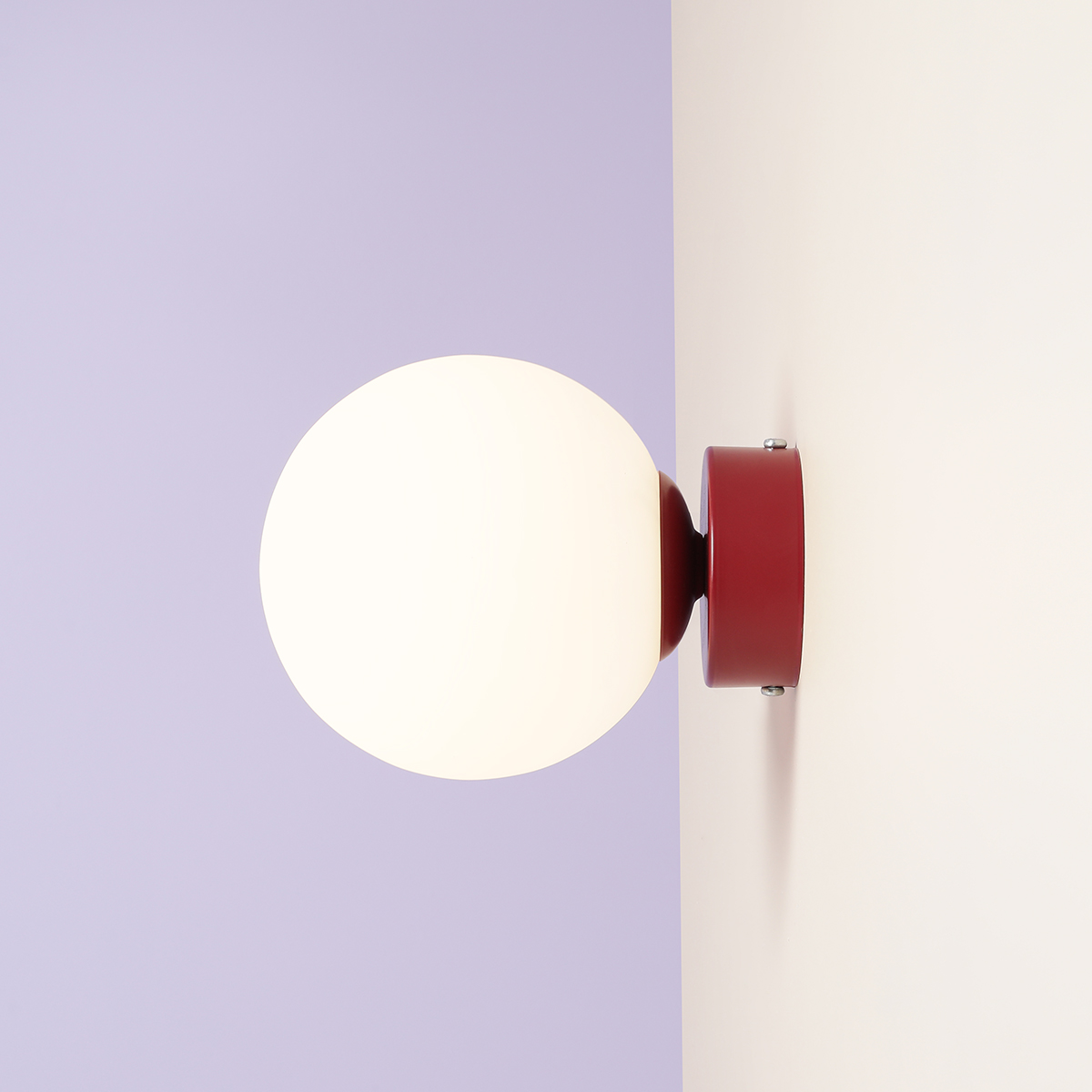 Ball Ø15 Burgund wandlampe Von Artera - Durch das minimalistische Design fügt sich die Leuchte nahtlos in moderne sowie klassische Einrichtungen ein und bietet gleichzeitig effektvolles Licht, das die Atmosphäre des Raumes unterstreicht.
