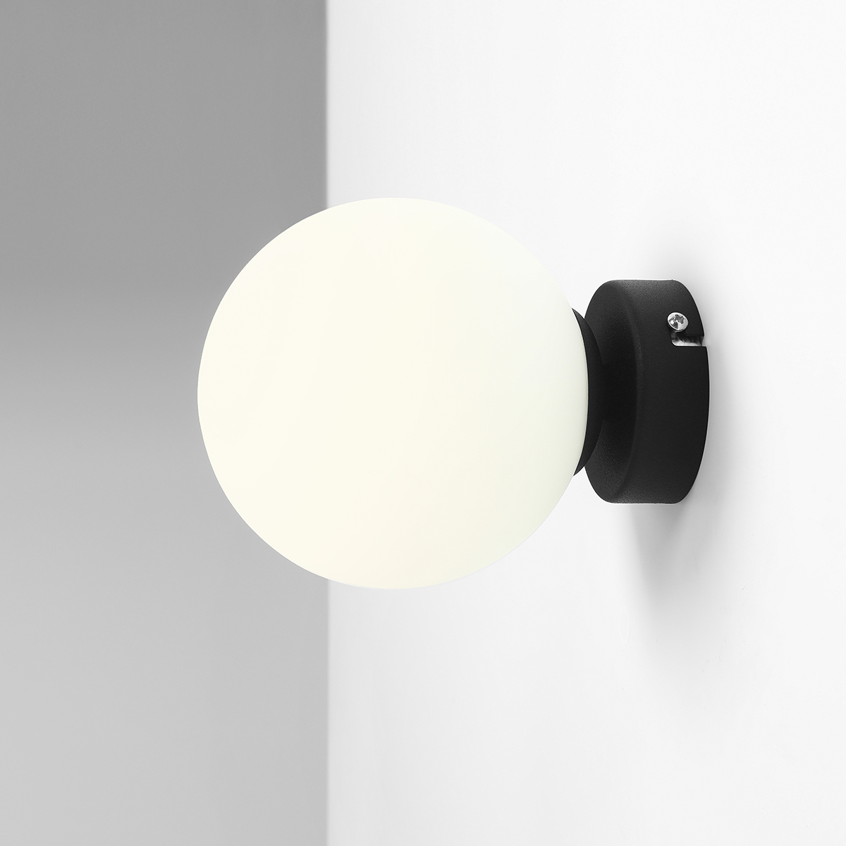 Ball Ø15 Schwarz wandlampe Von Artera - Mit seiner einfachen und stilvollen Kugelform sorgt es für ein sanftes, stimmungsvolles Licht, das in jedem Raum eine warme und einladende Atmosphäre schafft.