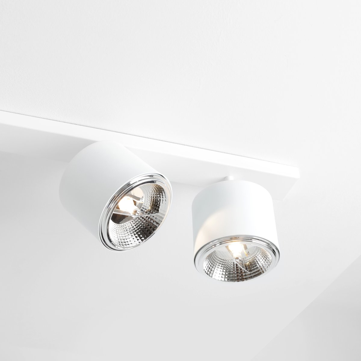 Bot 6 Weiß spotlight Von Artera - Durch die verstellbaren Strahler der Leuchte lässt sich das Licht ganz einfach genau dorthin lenken, wo es benötigt wird, und sorgt so für eine flexible und effektive Beleuchtung.