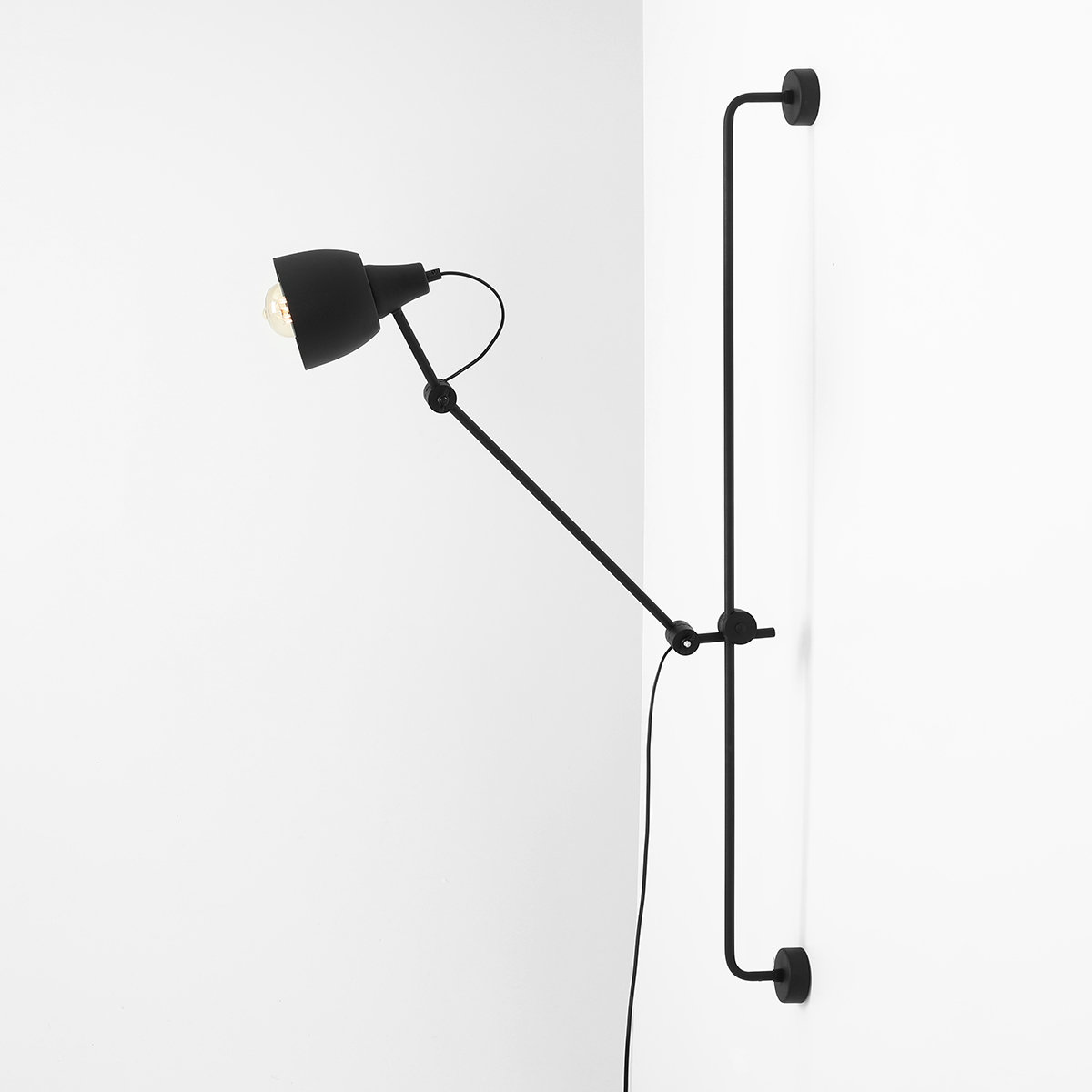 Dron 113cm Schwarz wandlampe Von Artera - Durch das schlichte und zugleich elegante Design fügt sich die Leuchte nahtlos in unterschiedliche Einrichtungsstile ein und bietet gleichzeitig eine praktische und effektive Beleuchtung für alle Gelegenheiten.