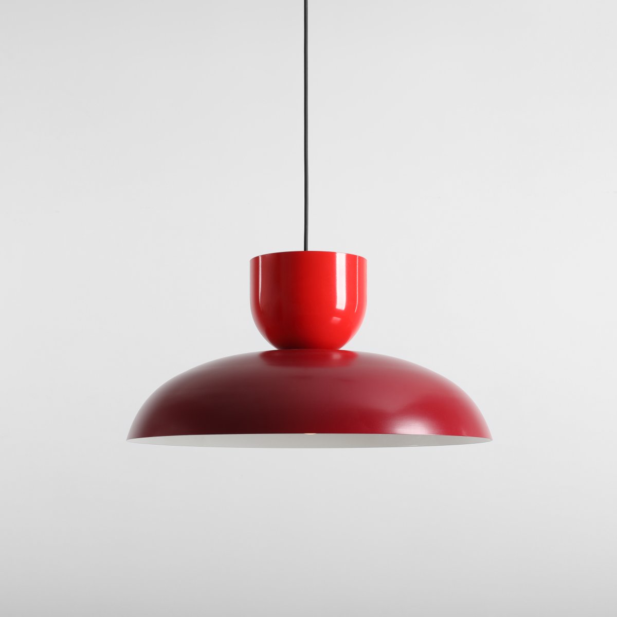 Ella Ø47 ROT hängelampe Von Artera - Mit ihren wunderschönen Farben in leuchtendem Rot und Burgunderrot wird sie zu einem verspielten und stilvollen Blickfang in jedem Interieur.