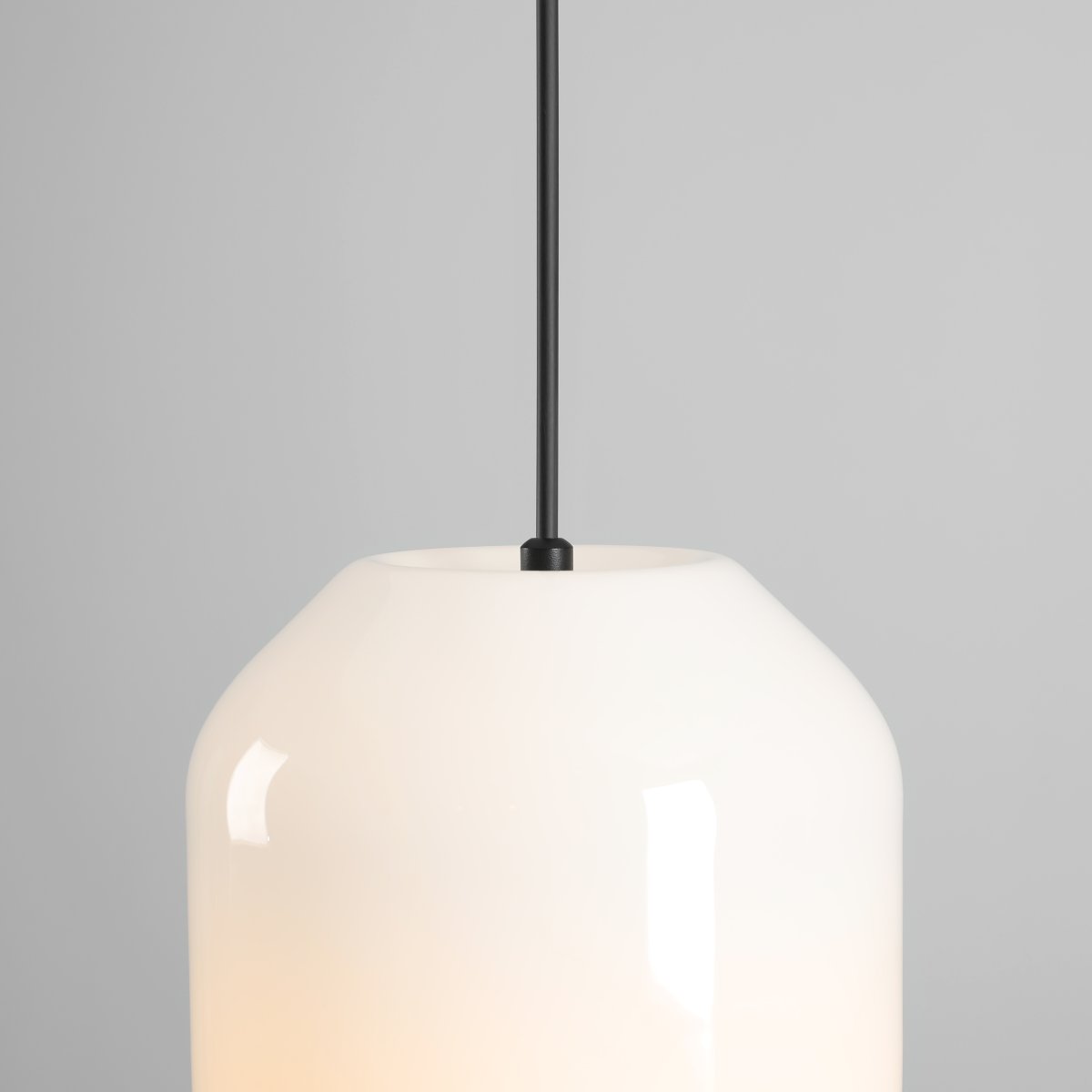 Flask Ø18 Schwarz hängelampe Von Artera - Die schwarzen Metalldetails und das farblich abgestimmte Kabel verleihen der Leuchte einen eleganten und stilvollen Look.