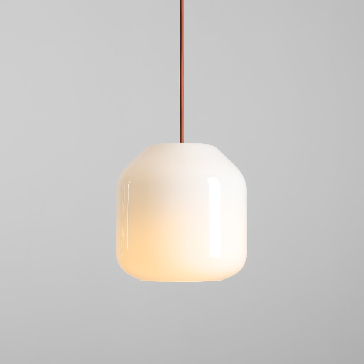 Flask Ø18 Terrakotta hängelampe Von Artera - Die Metalldetails und das farblich abgestimmte Kabel in schönem Terrakotta verleihen der Leuchte einen harmonischen und zugleich verspielten Charakter.