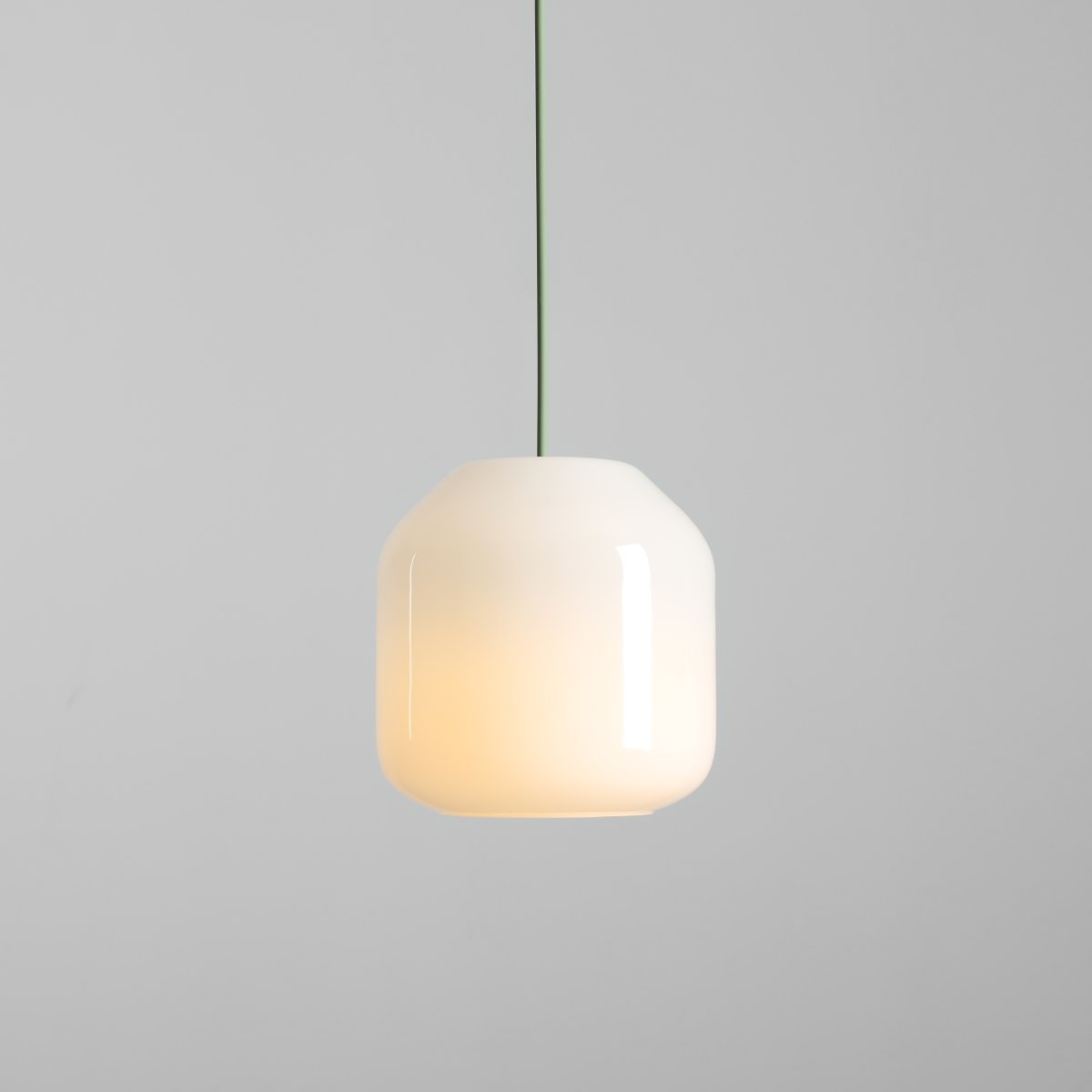 Flask Ø18 Grün hängelampe Von Artera - Die Metalldetails und das farblich passende Kabel sind in einem schönen Salbeigrün gehalten, das der Leuchte einen harmonischen und zugleich verspielten Charakter verleiht.