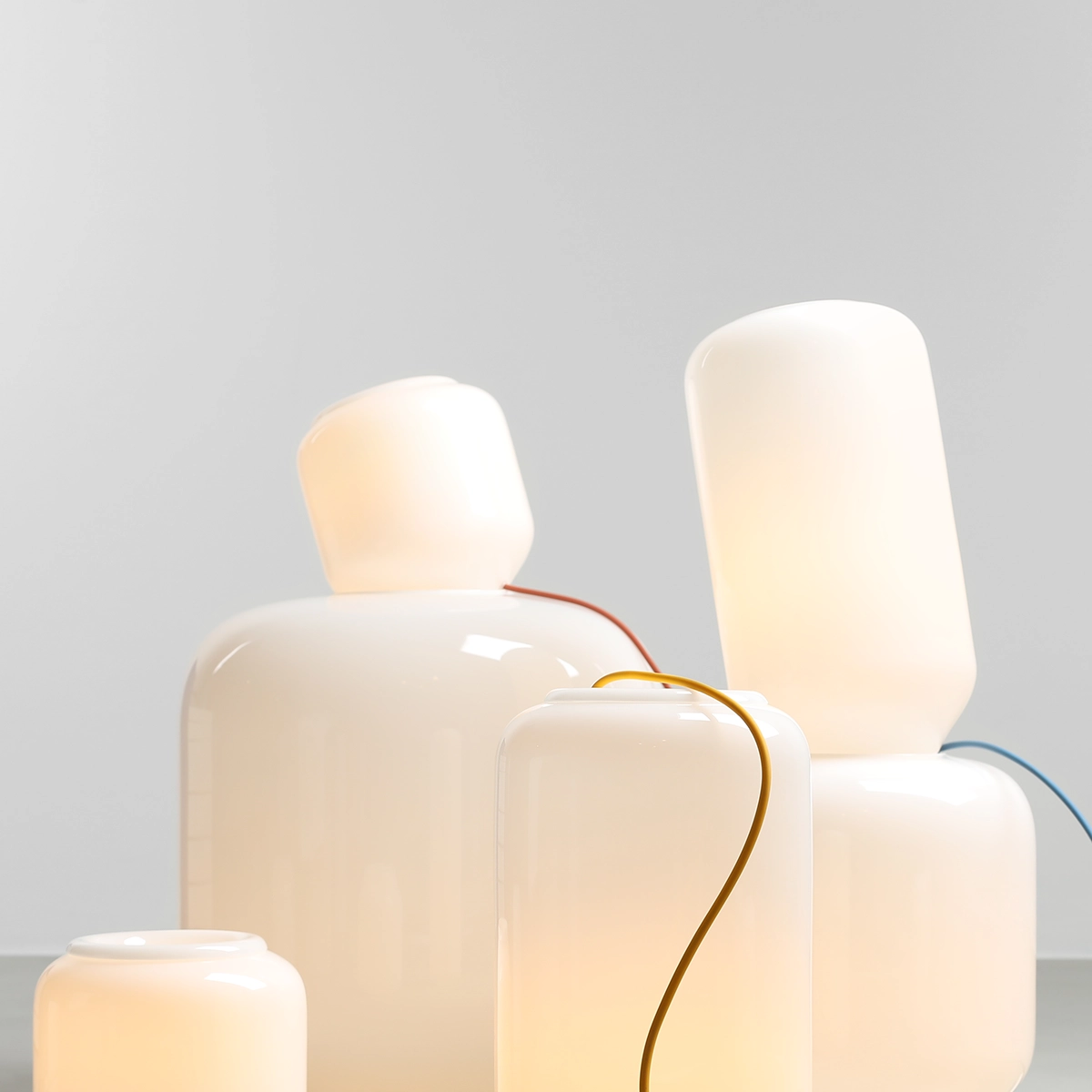 Flask 18cm Weiß/gelb tischlampe Von Artera - Das gelbe Kabel setzt einen schönen Farbakzent und verleiht der Lampe einen harmonischen und verspielten Touch.