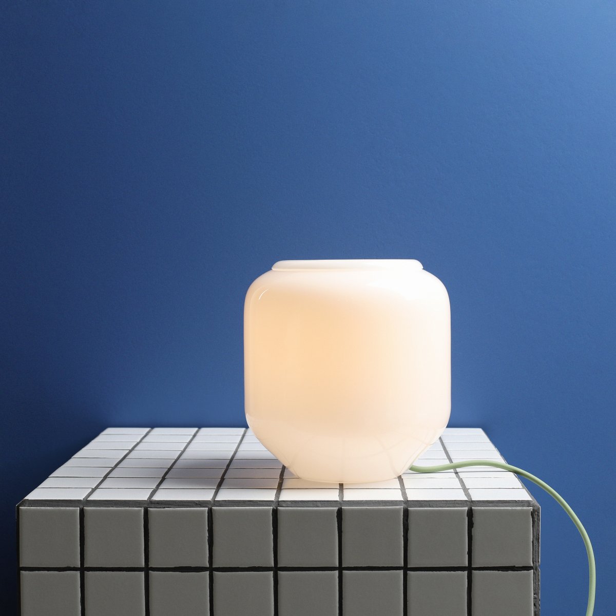 Flask 18cm Weiß/Grün tischlampe Von Artera - Der dekorative Opalglasschirm spendet ein sanftes und angenehmes Licht und schafft so eine einladende Atmosphäre.