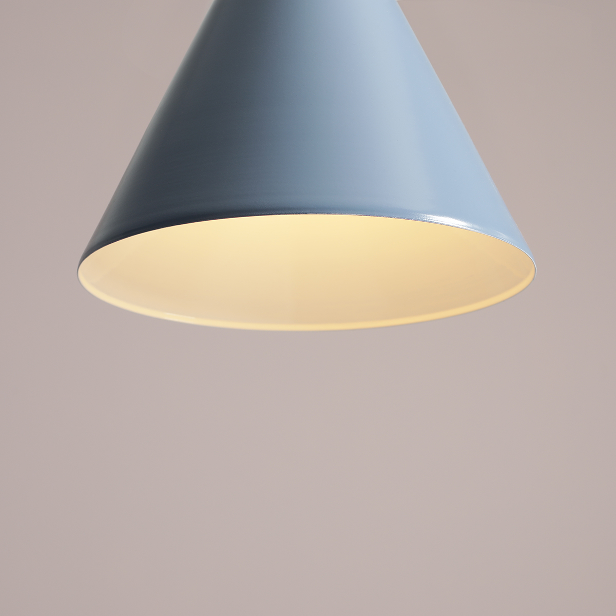 Form Ø24 Blau hängelampe Von Artera - Durch das zeitlose Design und die dezente Farbe fügt sich die Lampe problemlos in verschiedene Einrichtungsstile ein und verleiht dem Raum gleichzeitig ein anspruchsvolles und modernes Flair.
