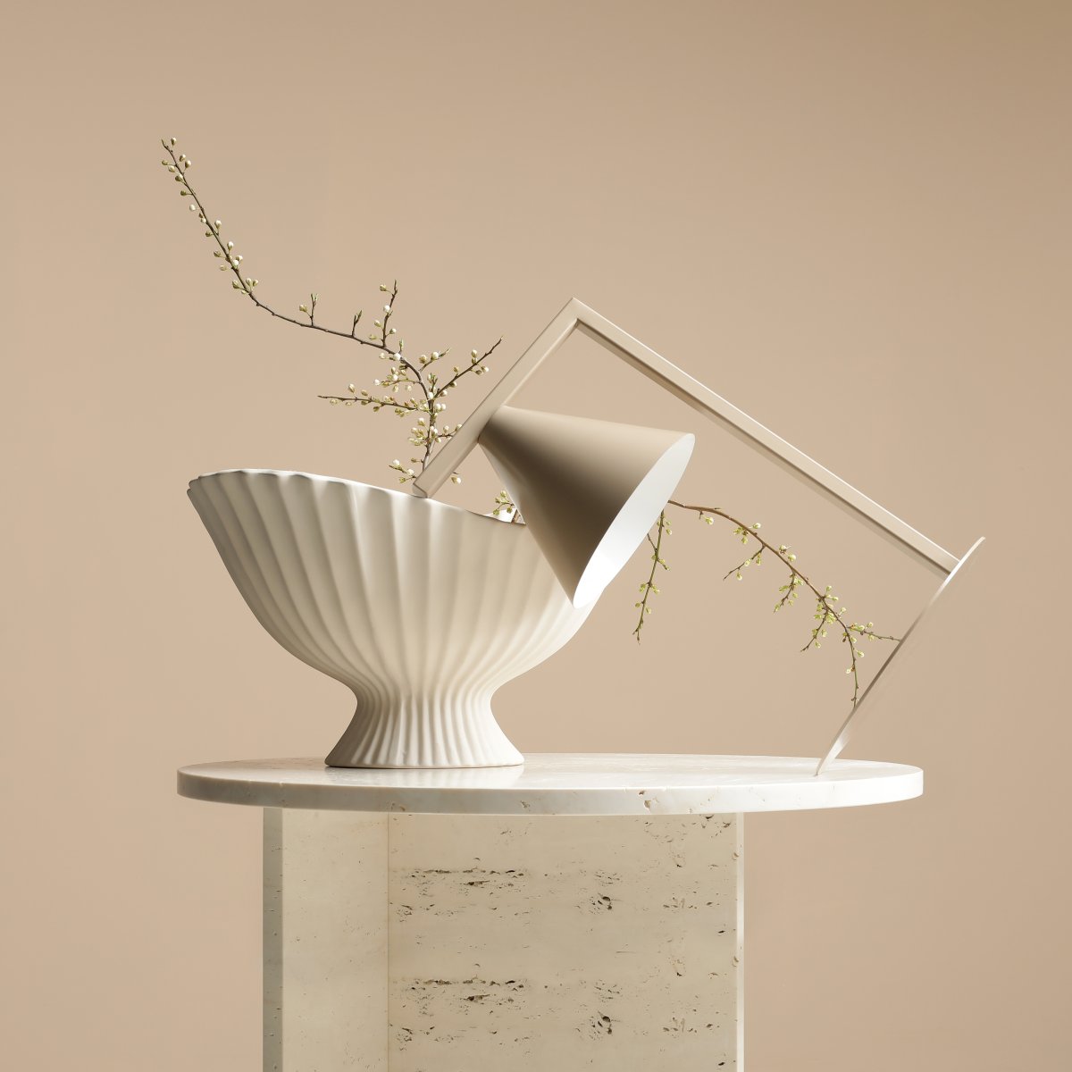 Form 40cm Beige tischlampe Von Artera - Durch das zeitlose Design und die dezente Farbe fügt sich die Lampe problemlos in verschiedene Einrichtungsstile ein und verleiht dem Raum gleichzeitig ein anspruchsvolles und modernes Flair.