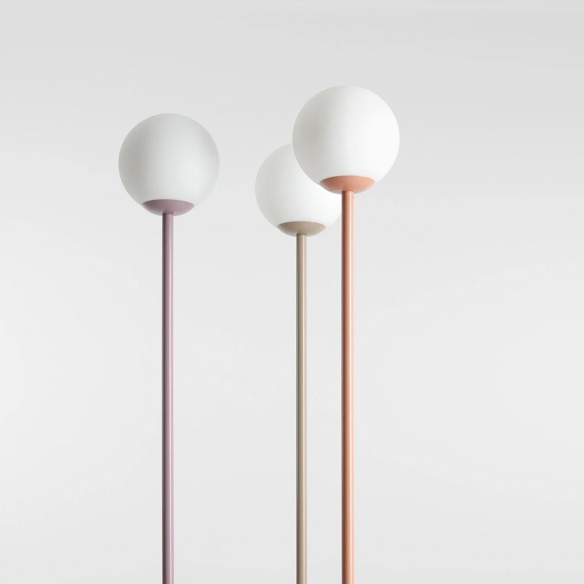 Pinne Koralle stehlampe Von Artera - Die runde Opalkugel verbreitet ein weiches und angenehmes Licht, perfekt um eine warme und einladende Atmosphäre im Raum zu schaffen.